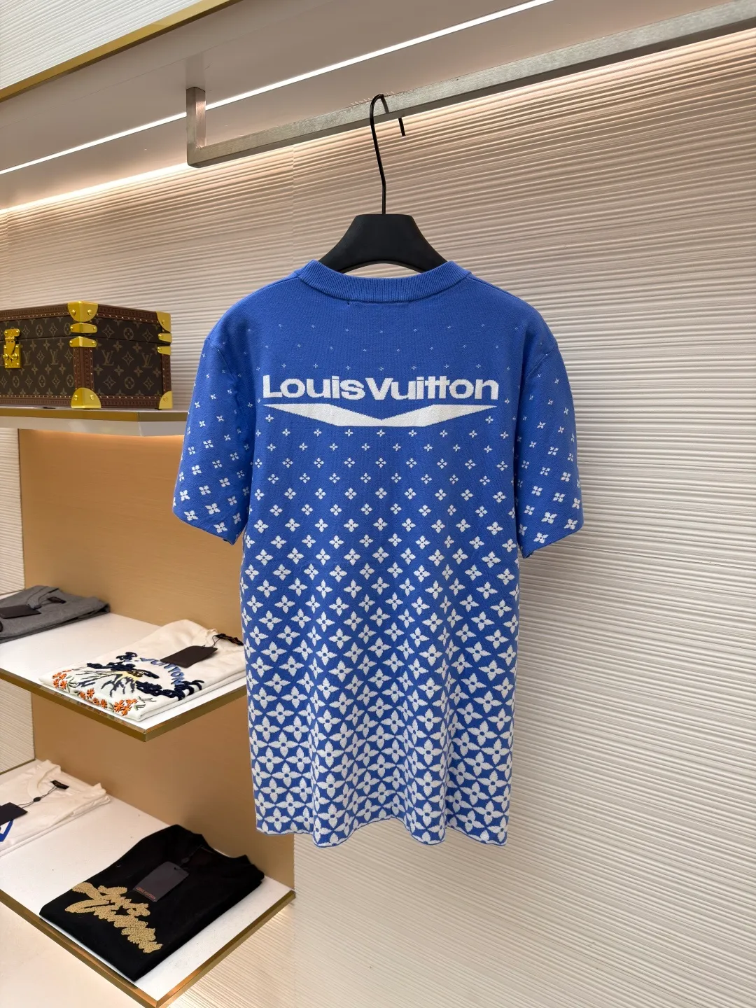 LOUIS VUITTON Snowy Woolen Short Sleeves ●Original version: Purchased and developed at 8850 ●Item number: 1681574-A55 ●Fabric: combed cotton fabric ●Technology: woolen fabric ●Color: blue ●Version: fitted version ●Weight: about 360 grams ●Size: XS-S-M-L ●Description: The wool material is made of [60/2 high count and high density (100% fully combed cotton yarn) yarn]. From a technical point of view, combed cotton will clean up excess impurities during the production process, making the woven items look smoother and high-end; compared to pure cotton, combed cotton is less prone to fluffing and pilling; pure cotton clothes are good, but there is a lot of rayon. Although the quality is not easy to pill, it is easy to shrink and deform; compared with pure cotton fabrics, combed cotton fabrics are more comfortable to wear and breathable, but the texture, washability, deformation resistance and wear resistance of combed cotton fabrics are much higher than pure cotton, and the texture of combed cotton fabrics is finer than that of ordinary pure cotton. The unit price of the yarn is high, and the quality is higher. The fabric pieces are woven using [a 47W imported Stoll 16-needle ultra-fine machine from Germany], which is woven at a parallel and even speed with reference to the original two-color jacquard structure. [It takes 270 minutes to knit one piece]. During the weaving, [3 sand spits] are used to alternately knit back and forth. The number of knitting rows for a single front garment hanging wool is as high as 6352 rows; Only after the inspection can we carry out [seam selection], [washing], [hand-made original main label], wash mark, details including the height of the wash mark, stitching method, and final ironing. Only after the general inspection can we package and ship. It will not be like those ordinary computerized flat knitting machines. In order to rush the goods, the speed is turned to the limit, and the stitches of the knitted garments are different in size, code and pattern. The overall wiring is straight and delicate, the fabric is comfortable and soft, and the color is consistent without color difference. It can be matched with the same style to create a fashionable look and control various occasions. Customized accessories, complete with three standards, same style for men and women!